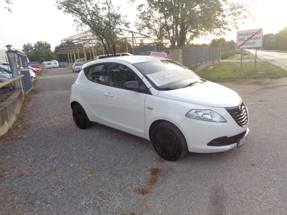 Lancia Ypsilon 1.3 MJT 16V 95 CV 5 porte S&S Silver (3)