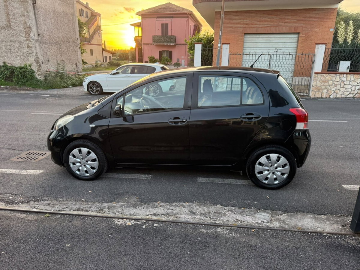 Toyota Yaris 1.3 5 porte (12)