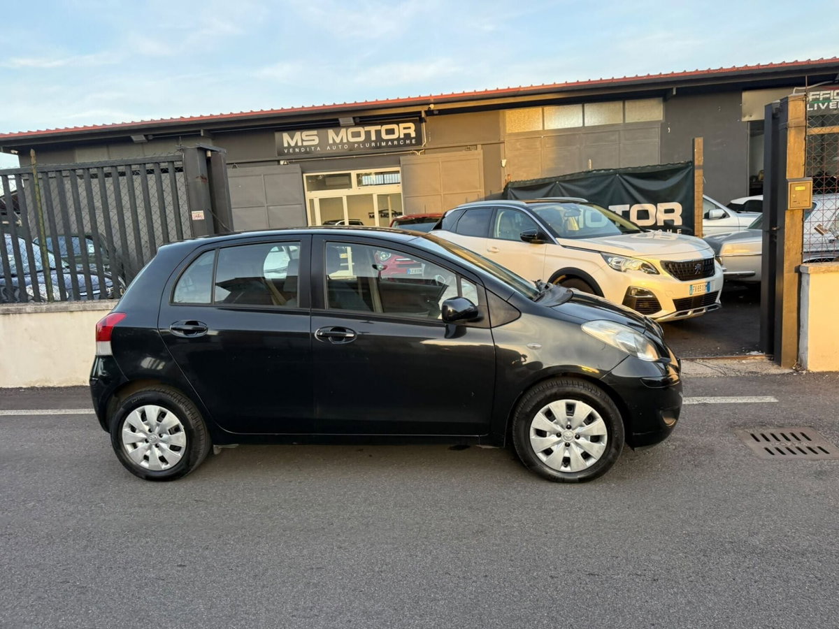 Toyota Yaris 1.3 5 porte (3)