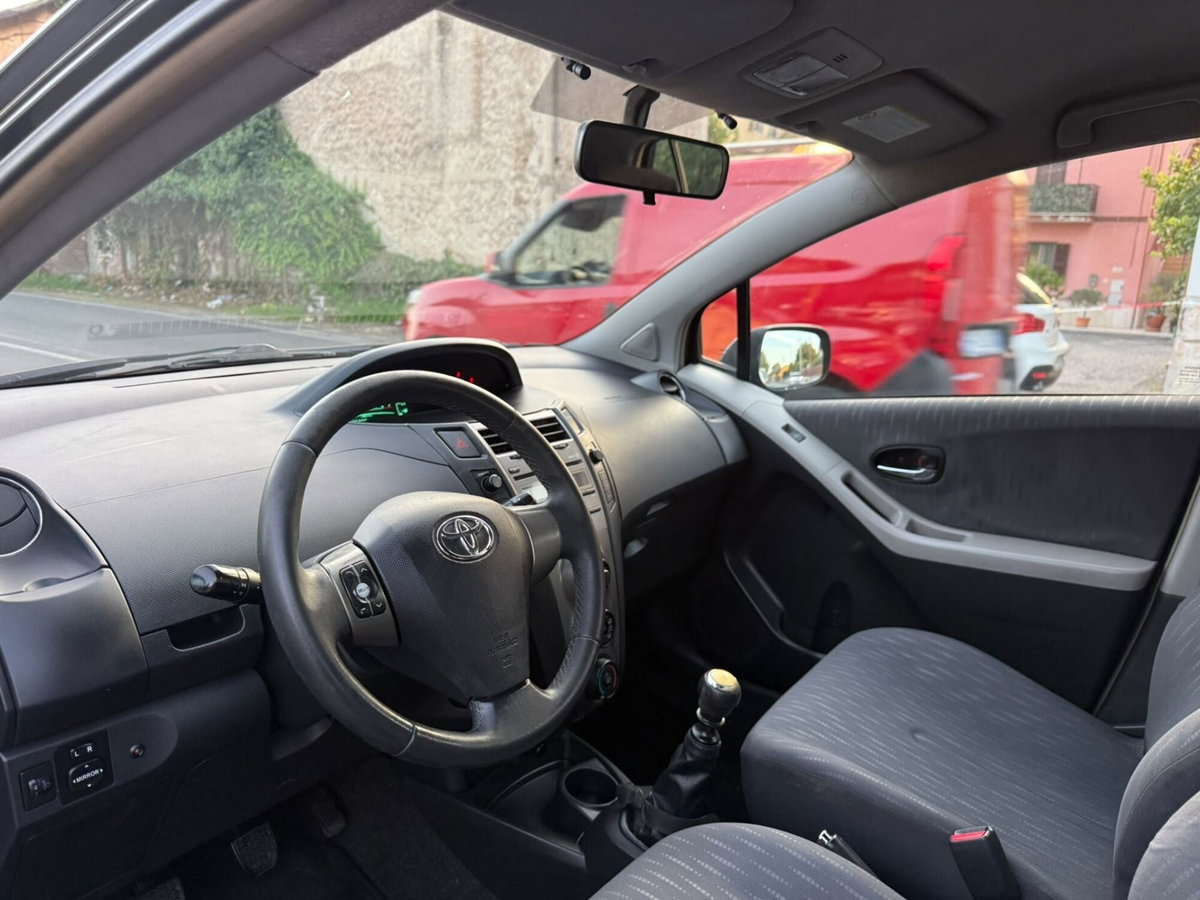 Toyota Yaris 1.3 5 porte (4)