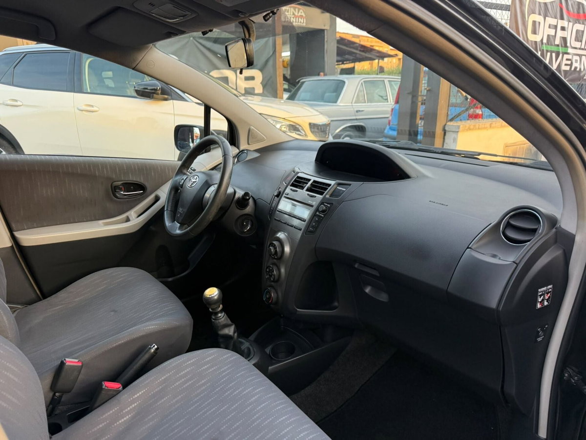 Toyota Yaris 1.3 5 porte (7)
