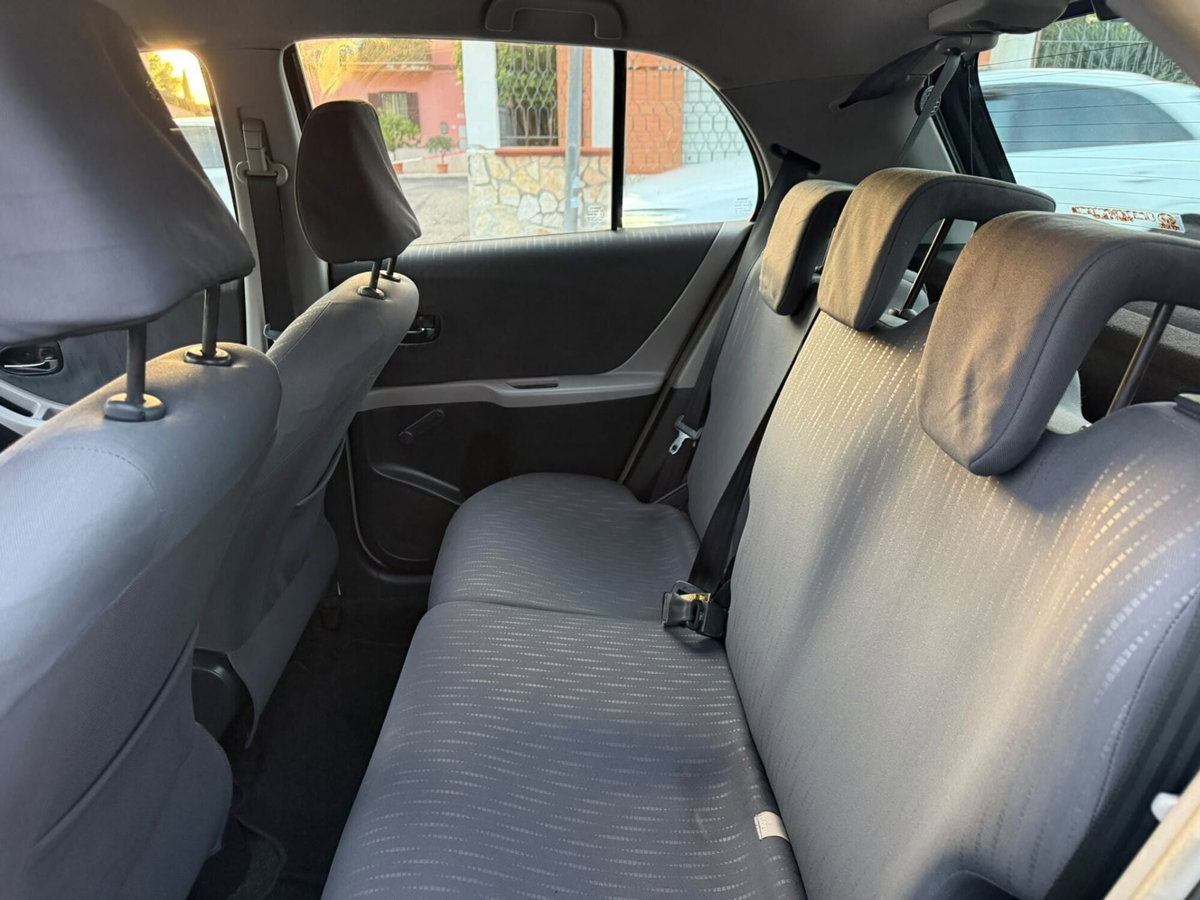 Toyota Yaris 1.3 5 porte (8)