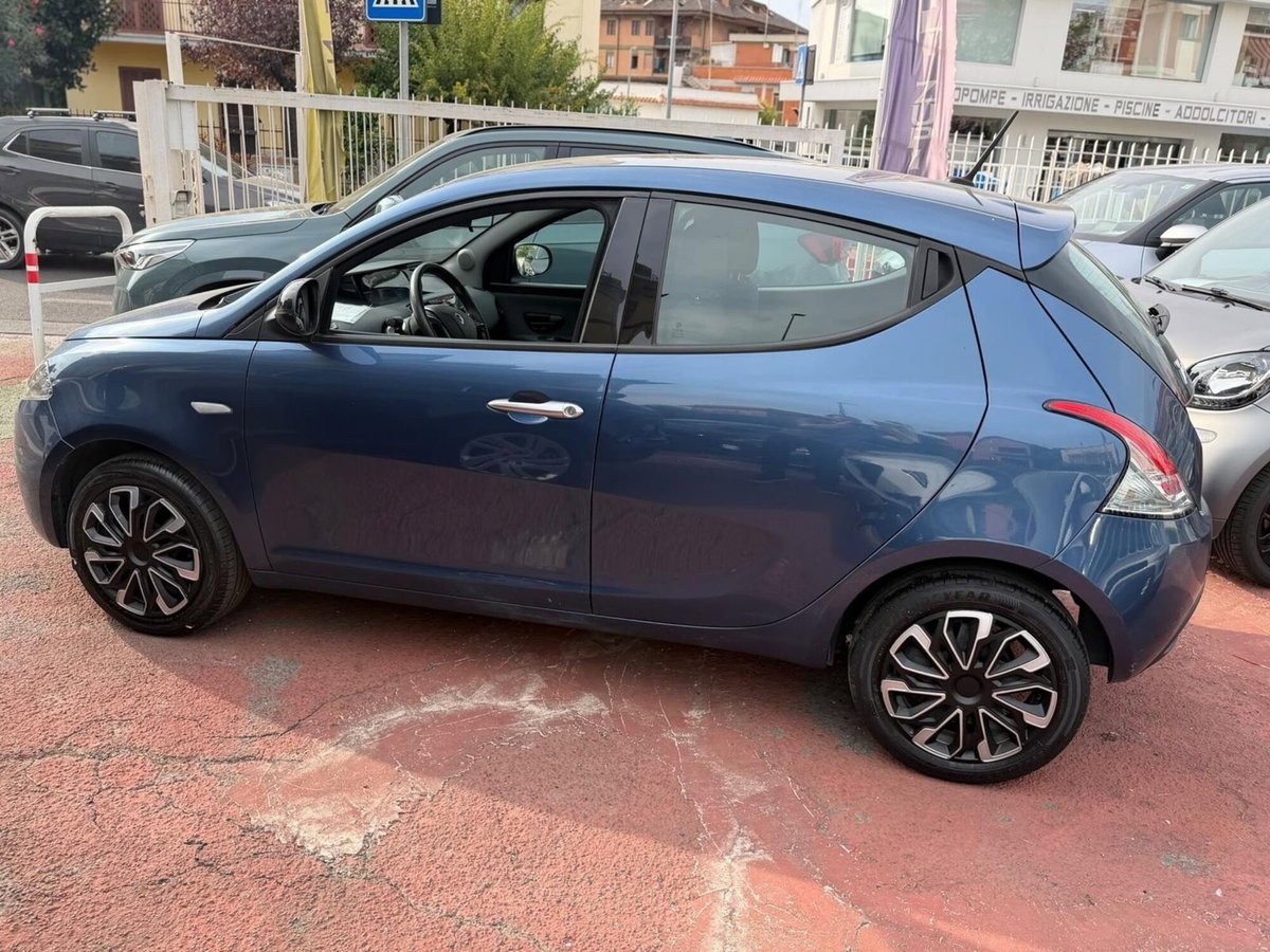 Lancia Ypsilon 1.0 FireFly 5 porte S&S Hybrid Ecochic Silver (4)