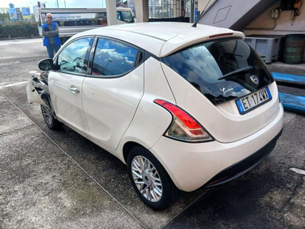 Lancia Ypsilon 1.2 69 CV 5 porte Silver (5)