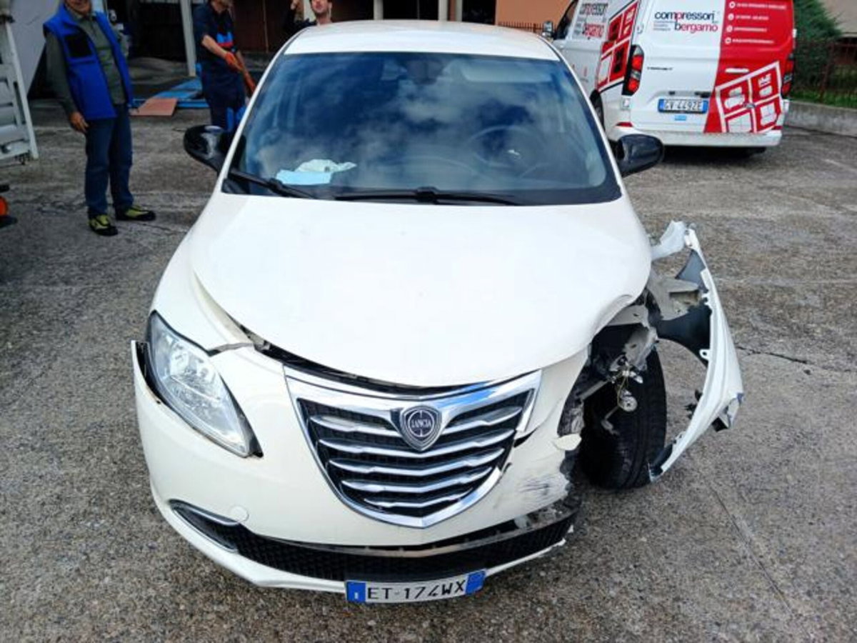 Lancia Ypsilon 1.2 69 CV 5 porte Silver (7)