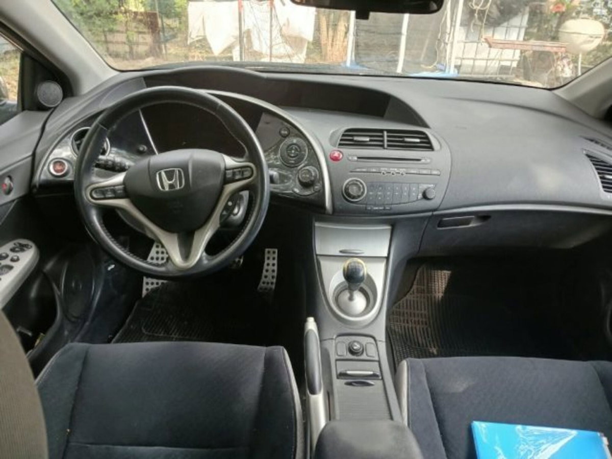 Honda Civic 1.8 i-VTEC 5p. Sport (8)