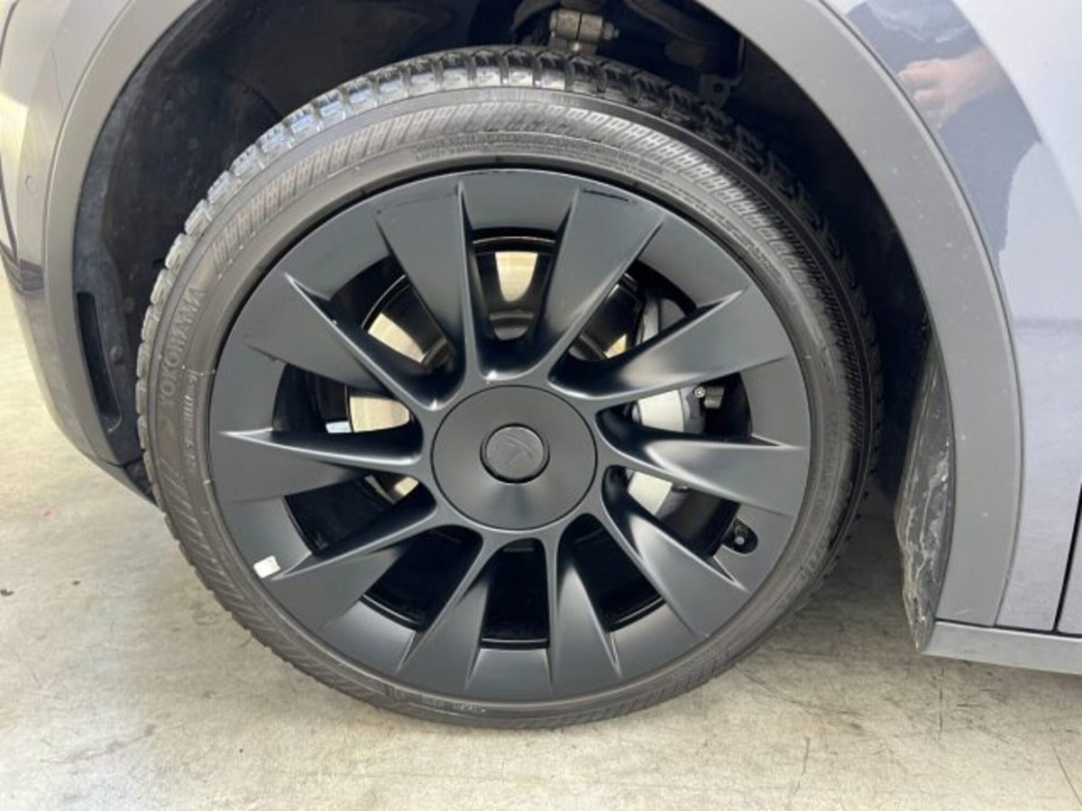 Tesla Model Y Long Range awd (13)