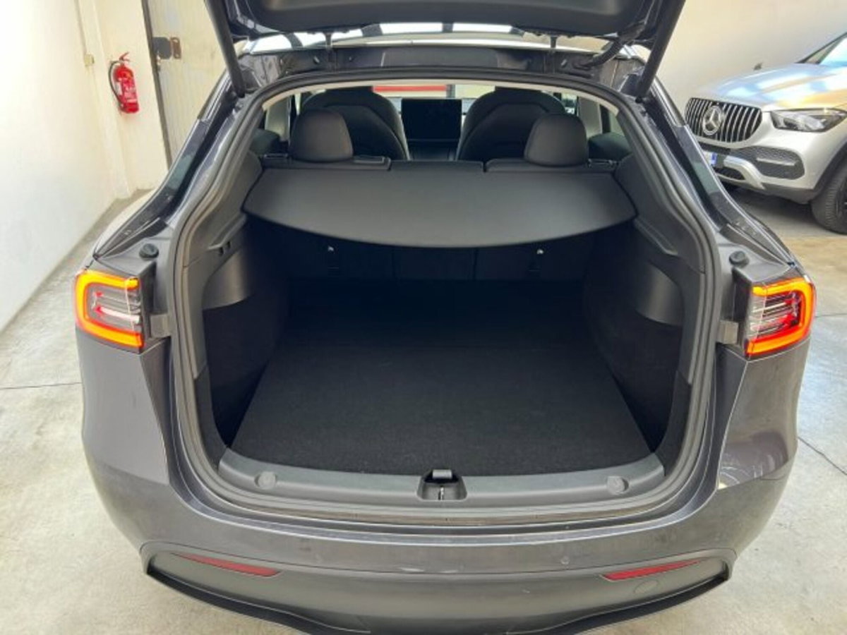 Tesla Model Y Long Range awd (17)