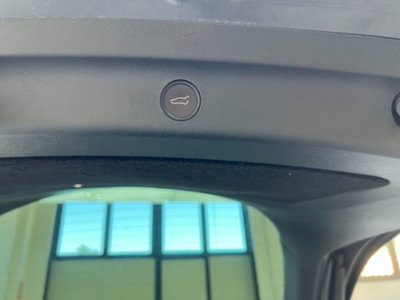 Tesla Model Y Long Range awd (19)