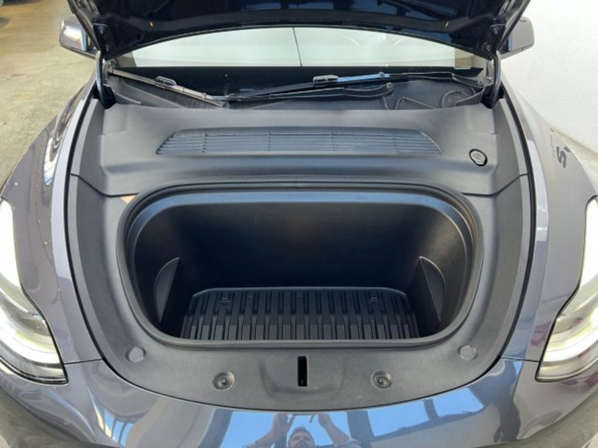 Tesla Model Y Long Range awd (20)
