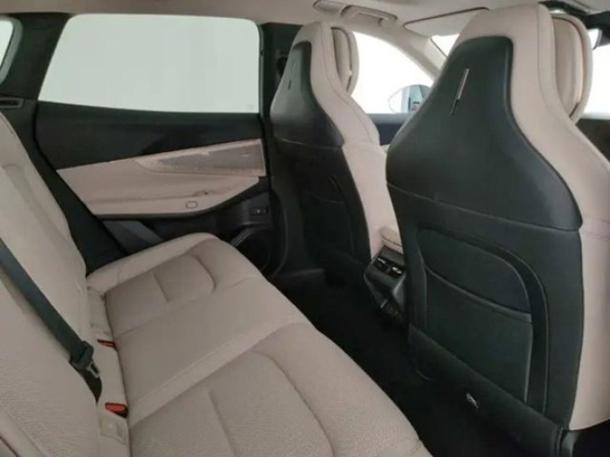Lynk & Co 08 08 1.5 phev More auto (13)