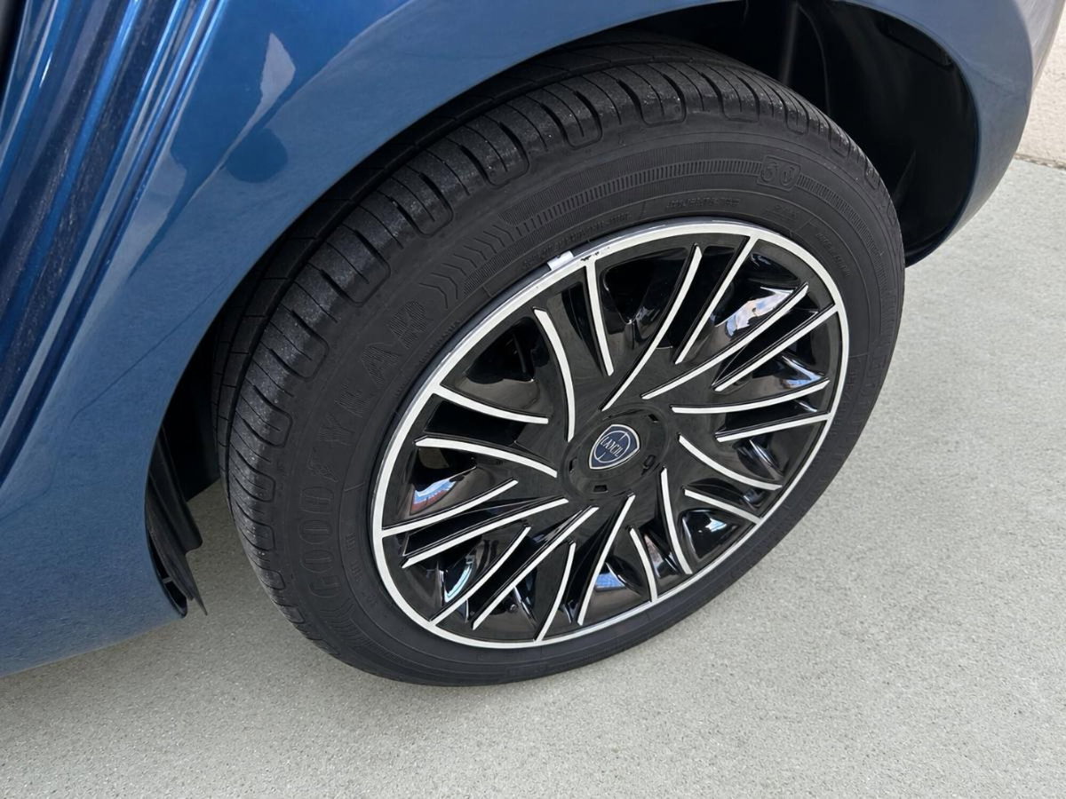 Lancia Ypsilon 1.0 FireFly 5 porte S&S Hybrid Gold Plus (6)