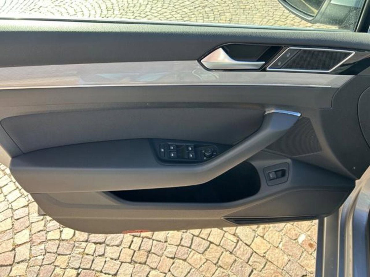 Volkswagen Passat Variant 2.0 TDI SCR EVO DSG Business (9)
