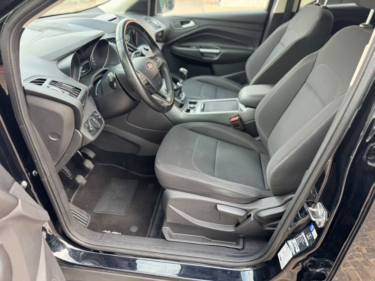 Ford Kuga 1.5 TDCI 120 CV S&S 2WD Titanium (9)