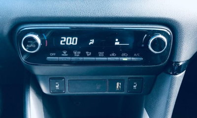 Toyota Yaris 1.0 5 porte Trend (8)