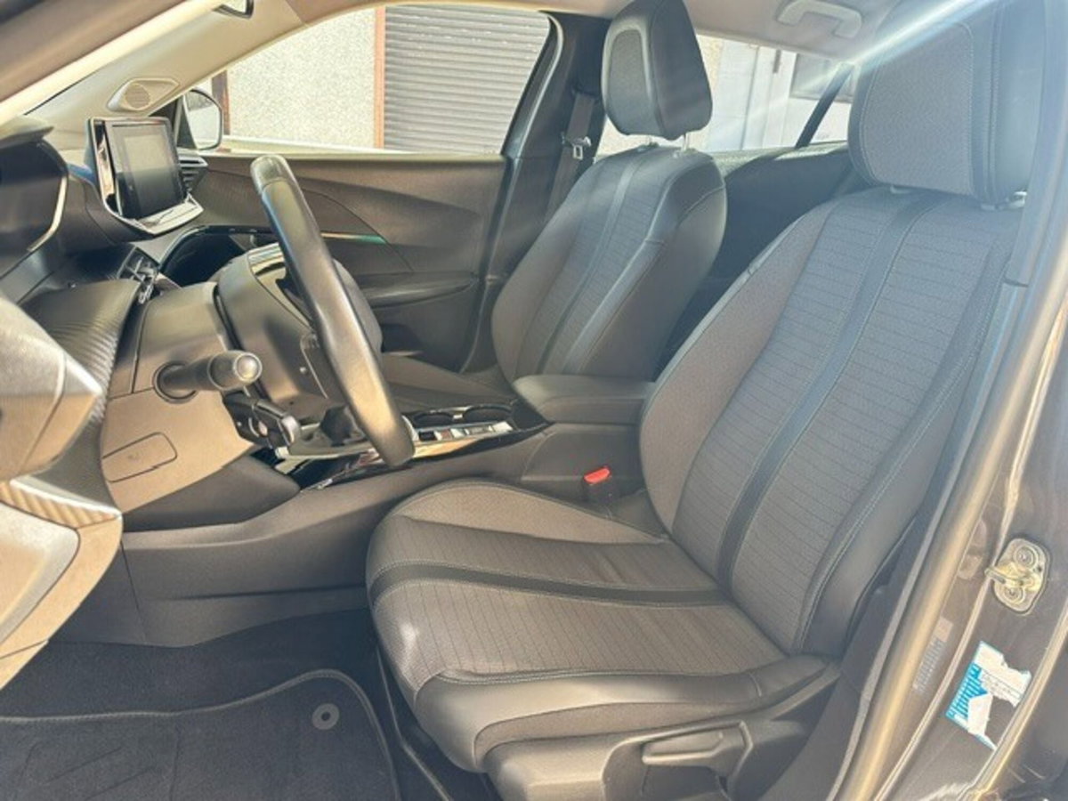 Peugeot 2008 PureTech 100 S&S Allure Navi Pack (10)