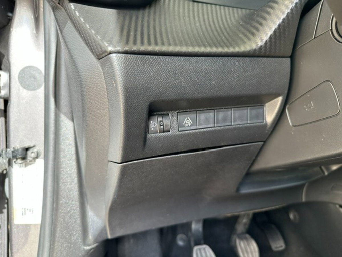 Peugeot 2008 PureTech 100 S&S Allure Navi Pack (16)
