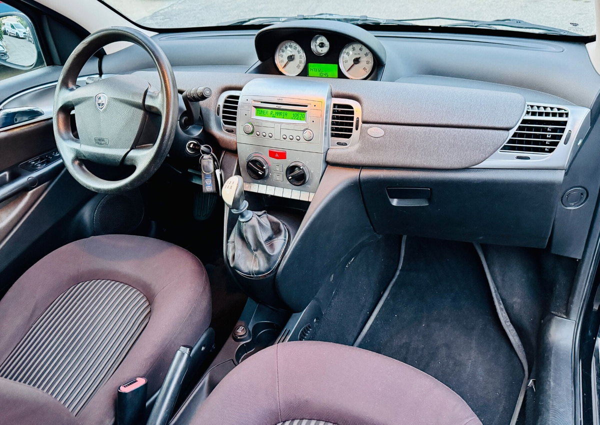 Lancia Ypsilon 1.2 Versus (14)