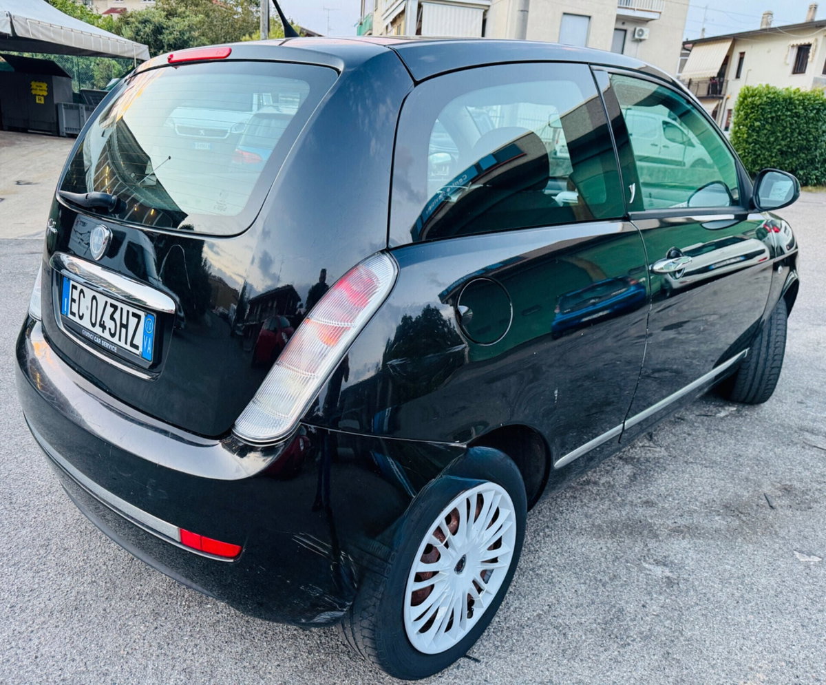 Lancia Ypsilon 1.2 Versus (7)