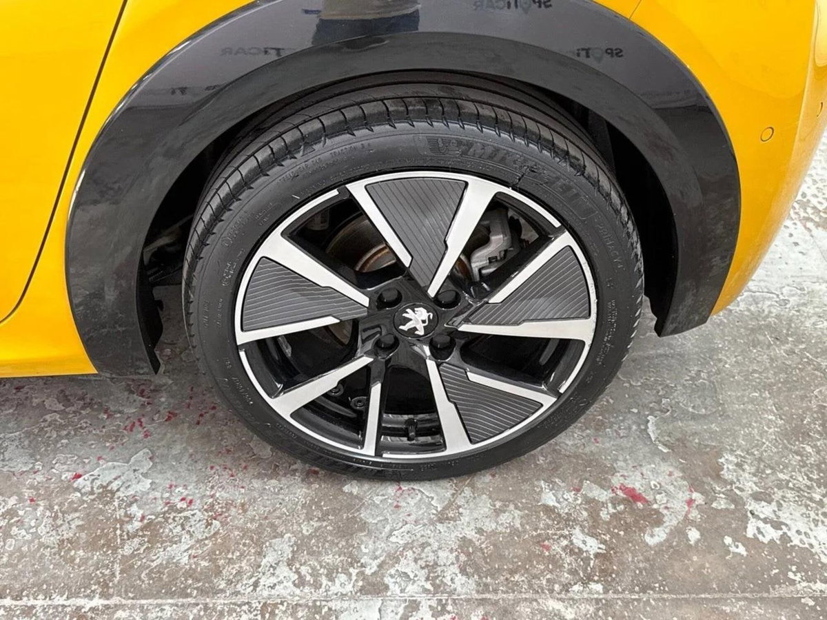 Peugeot 208 motore elettrico 136 CV 5 porte GT Pack (7)