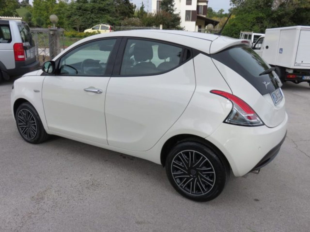 Lancia Ypsilon 1.0 FireFly 5 porte S&S Hybrid Gold Plus (3)
