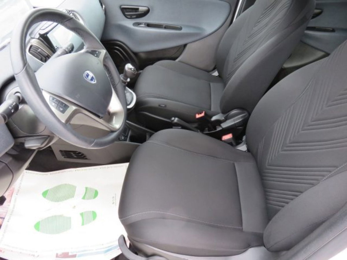 Lancia Ypsilon 1.0 FireFly 5 porte S&S Hybrid Gold Plus (4)