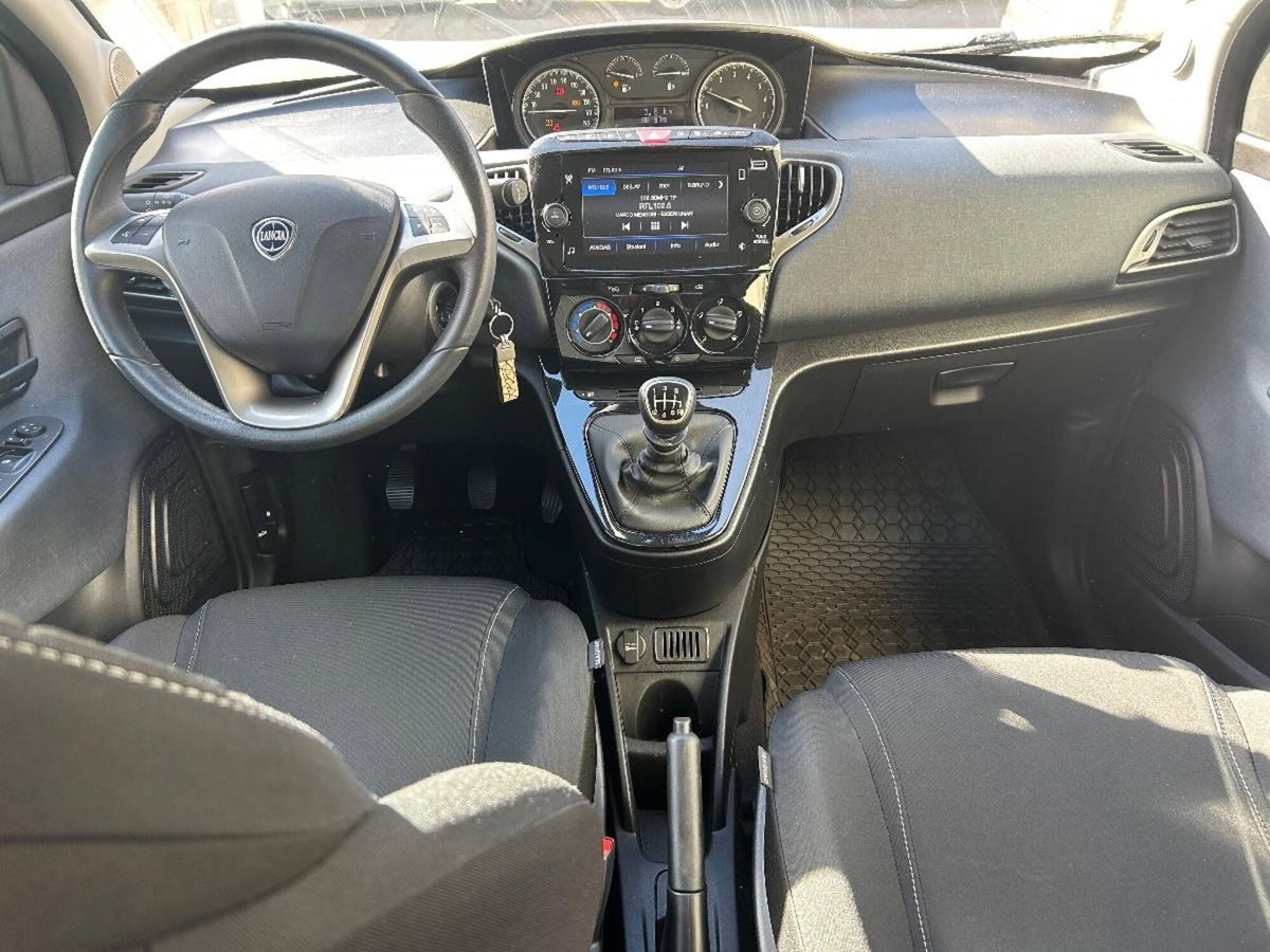 Lancia Ypsilon 1.0 FireFly 5 porte S&S Hybrid Gold Plus (2)