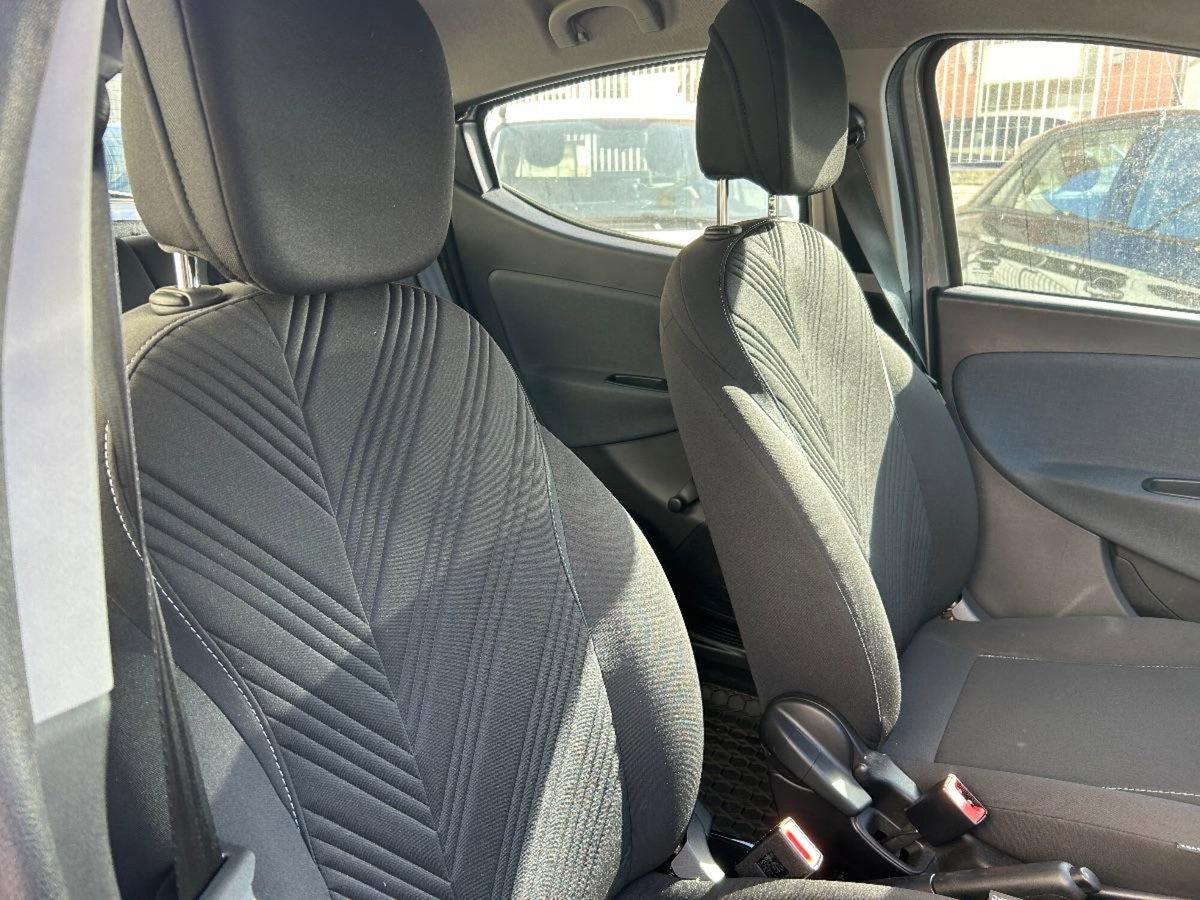 Lancia Ypsilon 1.0 FireFly 5 porte S&S Hybrid Gold Plus (4)