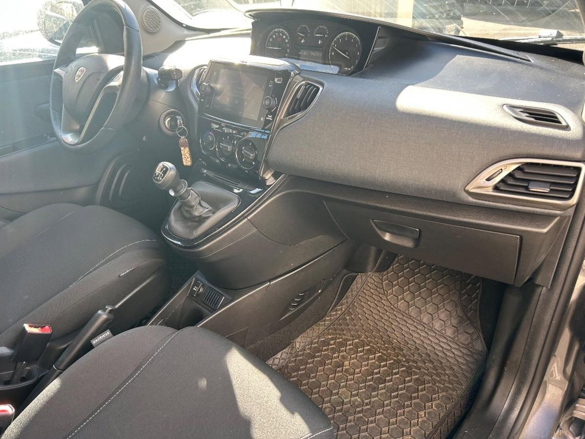 Lancia Ypsilon 1.0 FireFly 5 porte S&S Hybrid Gold Plus (6)