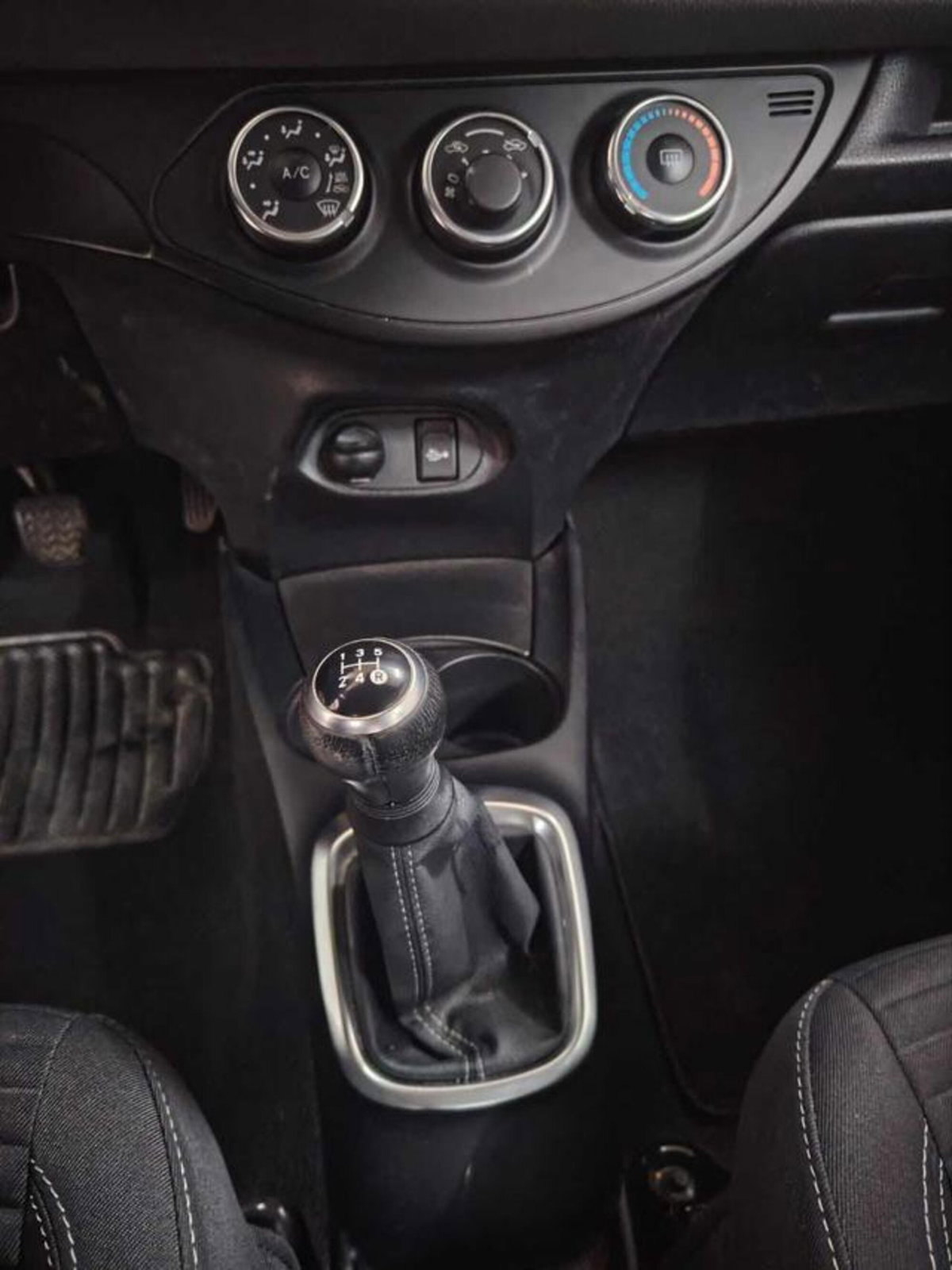 Toyota Yaris 1.0 5 porte Active (6)