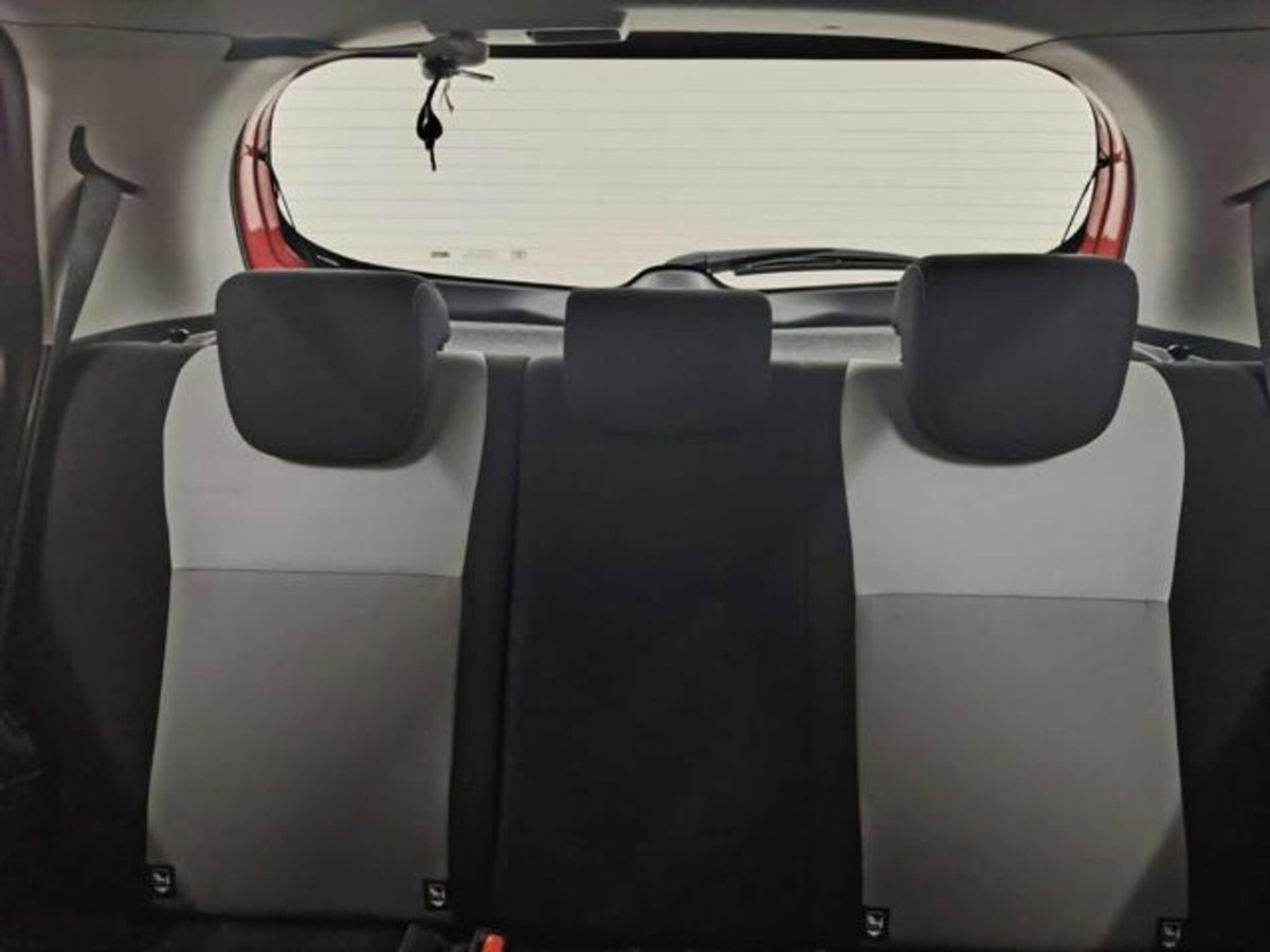 Toyota Yaris 1.0 5 porte Active (7)