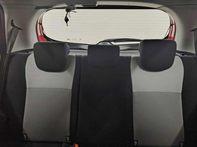 Toyota Yaris 1.0 5 porte Active (7)