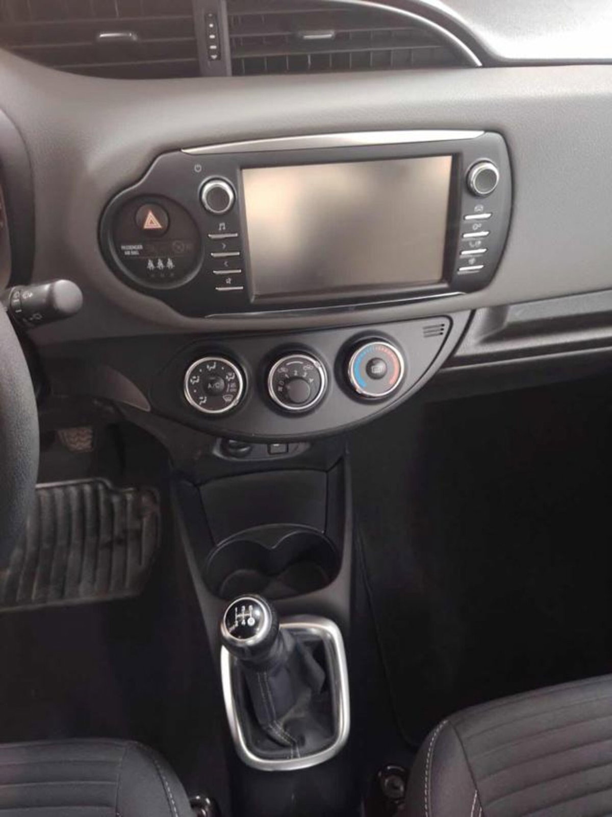 Toyota Yaris 1.0 5 porte Active (8)