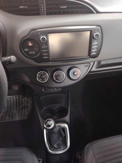 Toyota Yaris 1.0 5 porte Active (8)
