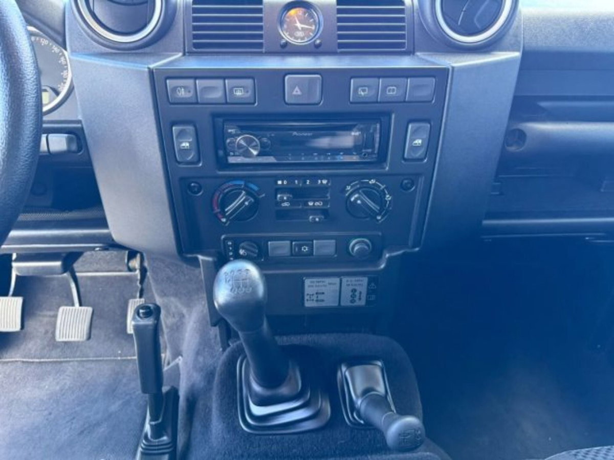Land Rover Defender 90 2.4 TD4 Station Wagon SE (13)