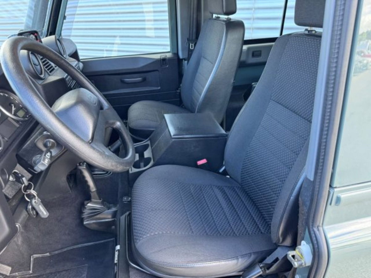 Land Rover Defender 90 2.4 TD4 Station Wagon SE (16)