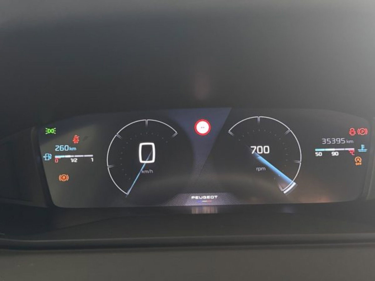 Peugeot 2008 PureTech 100 S&S Allure (16)