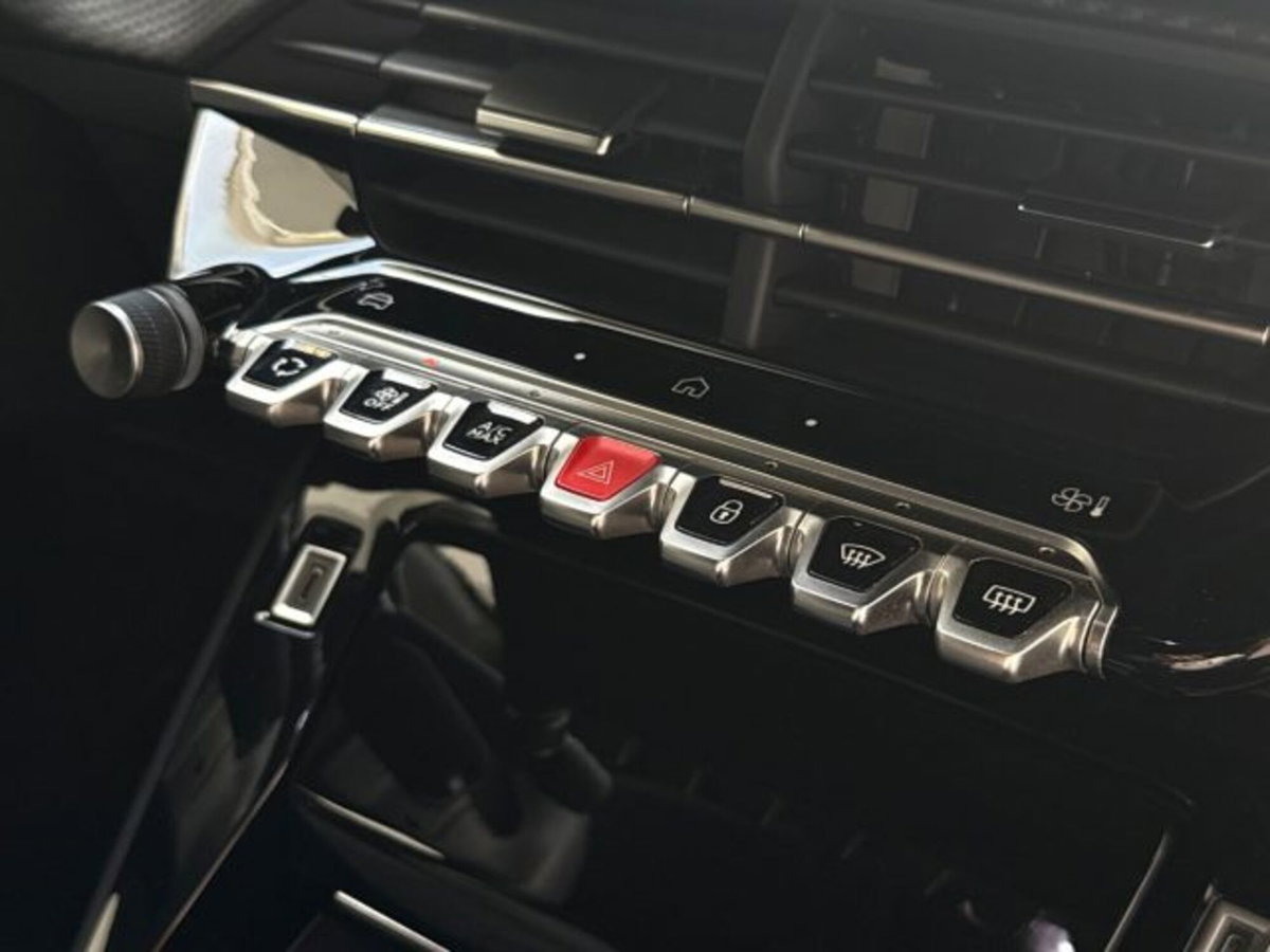 Peugeot 2008 PureTech 100 S&S Allure (17)