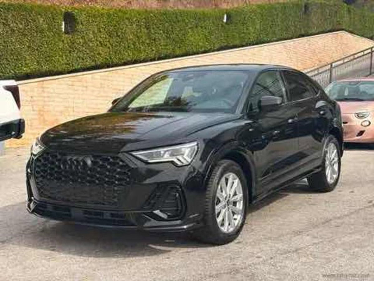 Audi Q3 Sportback 35 2.0 tdi Identity Black s-tronic