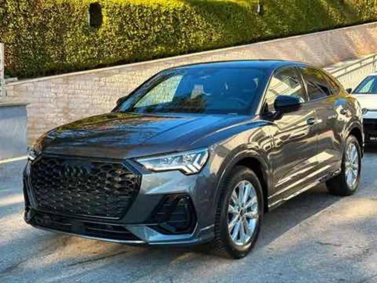 Audi Q3 Sportback 35 2.0 tdi Identity Black s-tronic