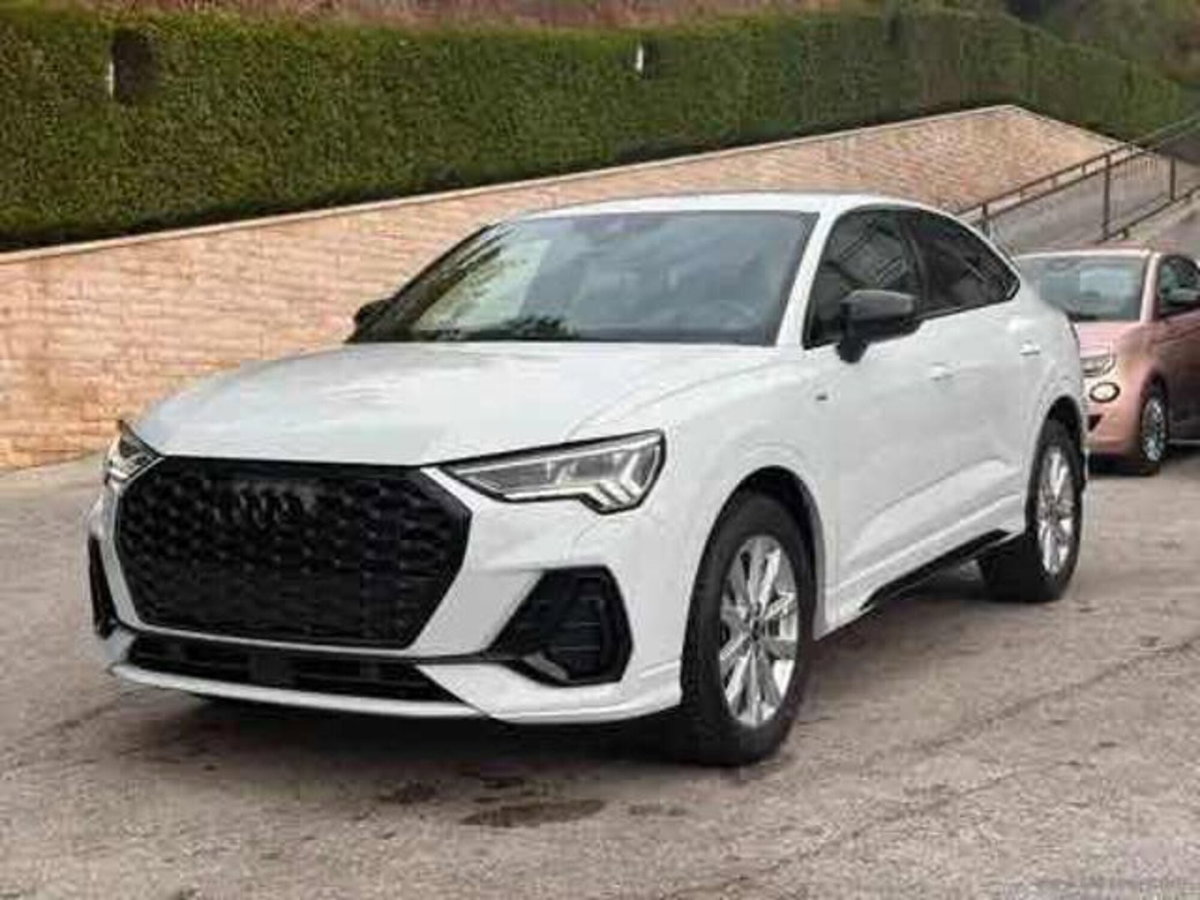 Audi Q3 Sportback 35 2.0 tdi Identity Black s-tronic
