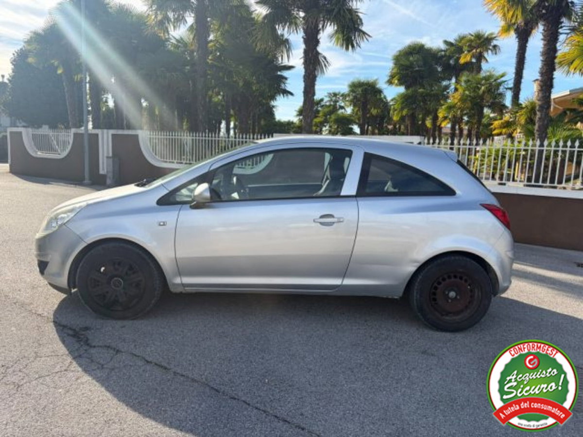 Opel Corsa 1.2 3 porte Club (2)