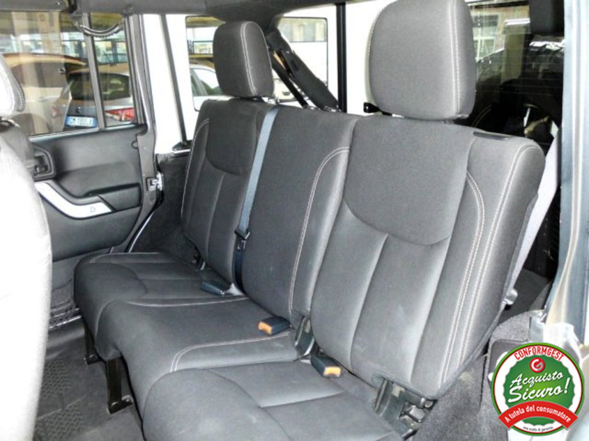 Jeep Wrangler Unlimited 2.8 CRD DPF Rubicon Auto (12)