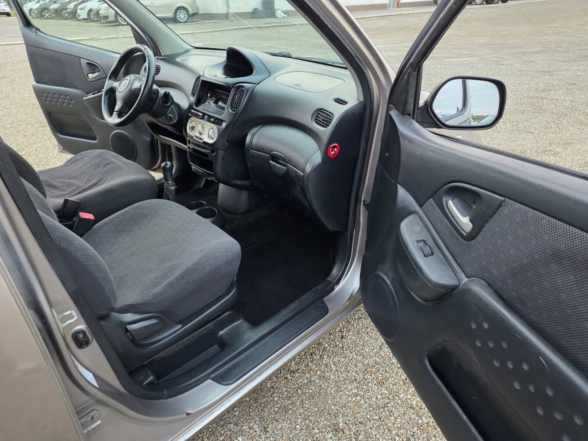 Toyota Yaris 16V cat 5 porte Sol (12)