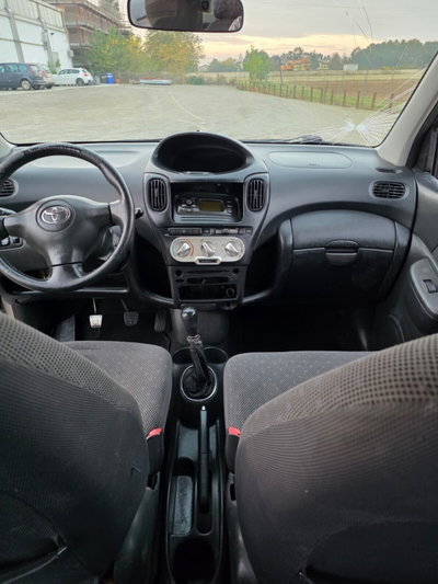 Toyota Yaris 16V cat 5 porte Sol (13)
