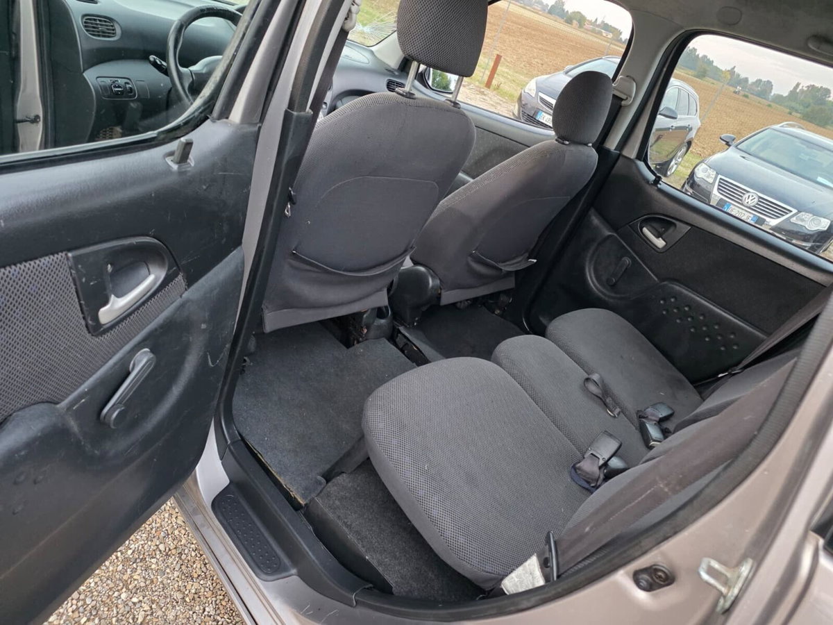 Toyota Yaris 16V cat 5 porte Sol (14)