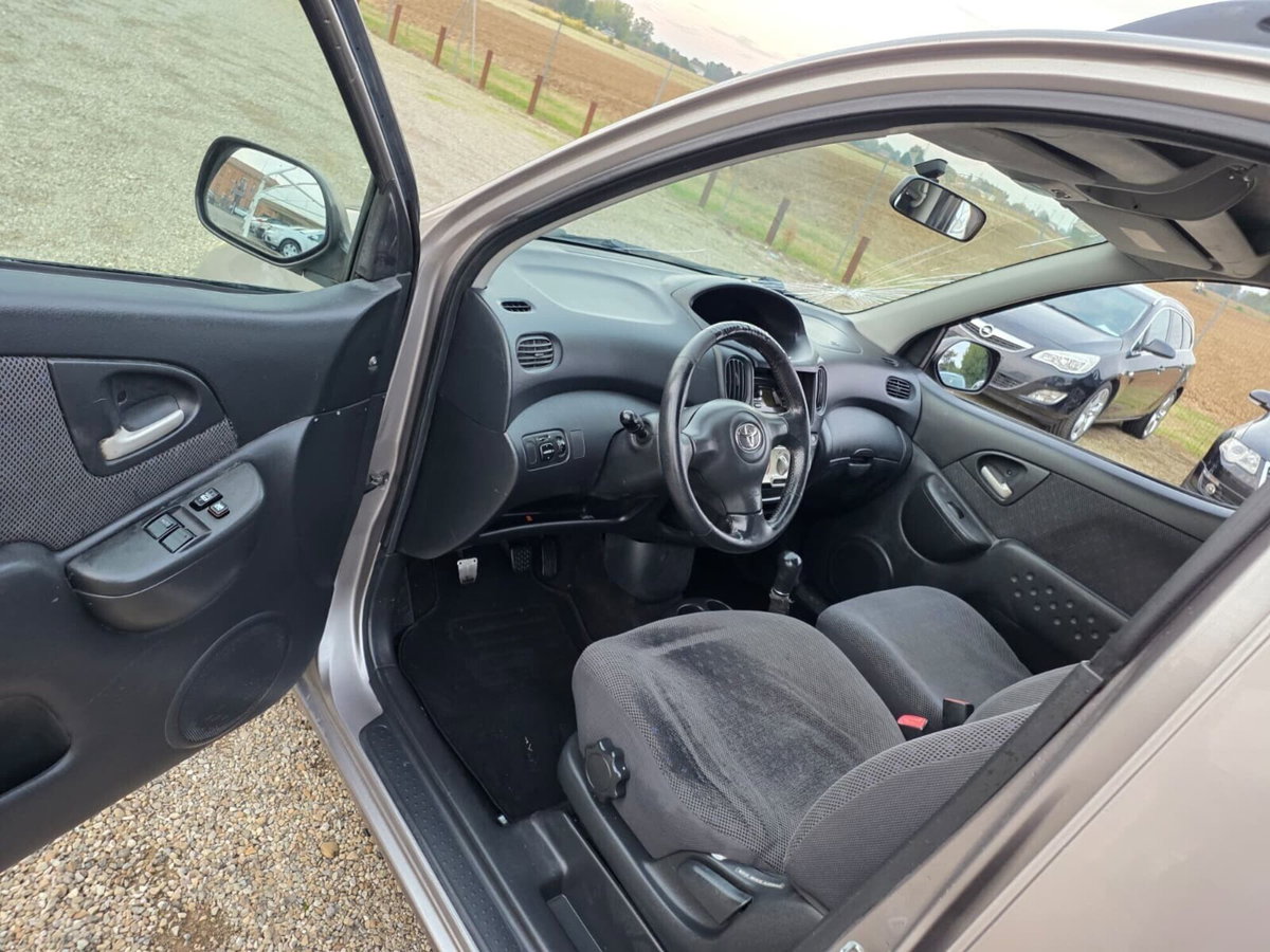 Toyota Yaris 16V cat 5 porte Sol (15)