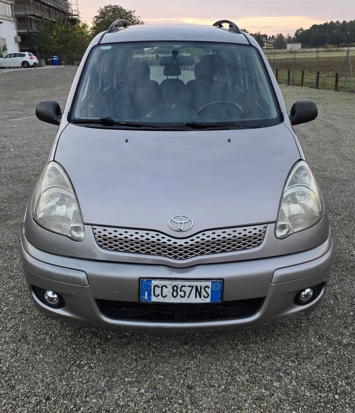 Toyota Yaris 16V cat 5 porte Sol (3)