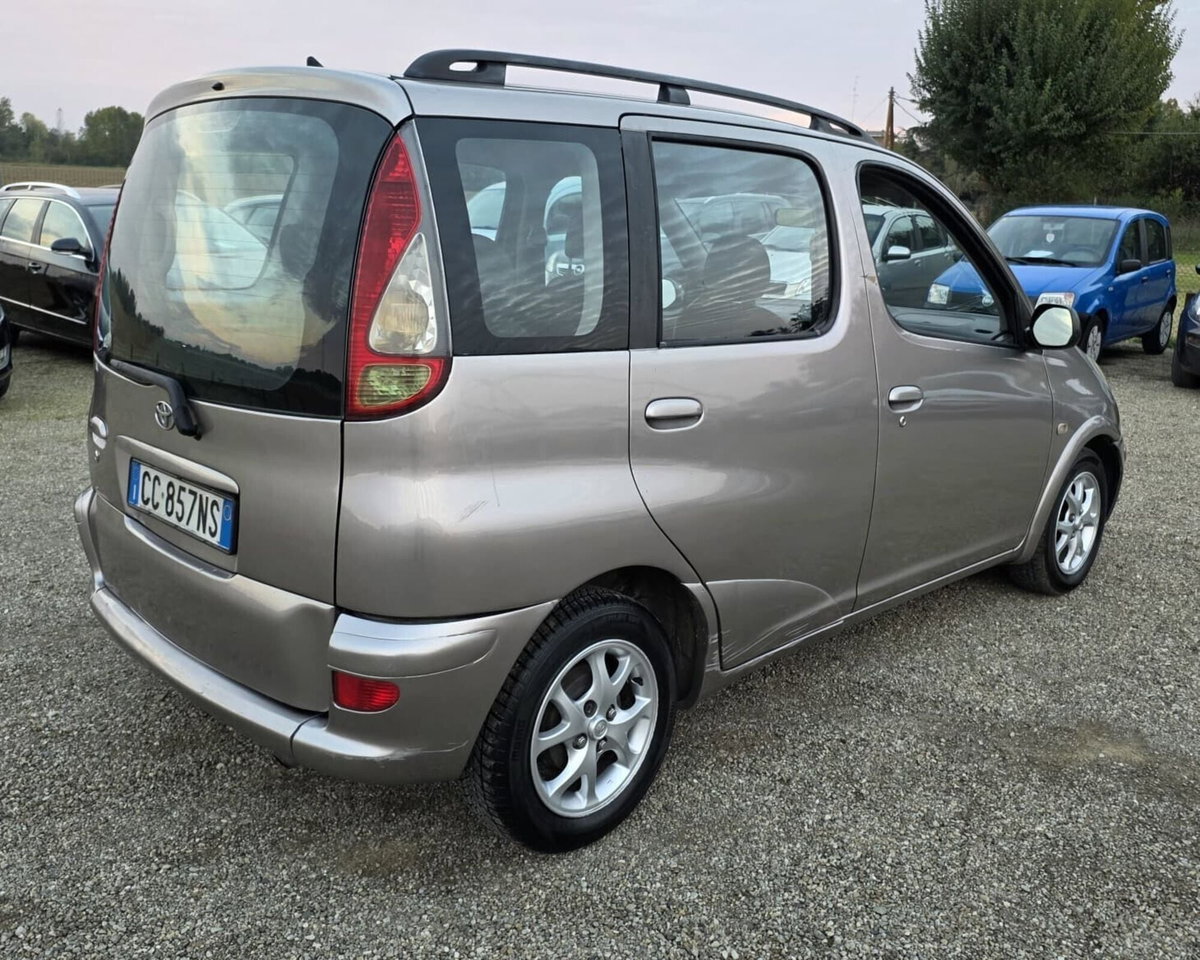 Toyota Yaris 16V cat 5 porte Sol (4)