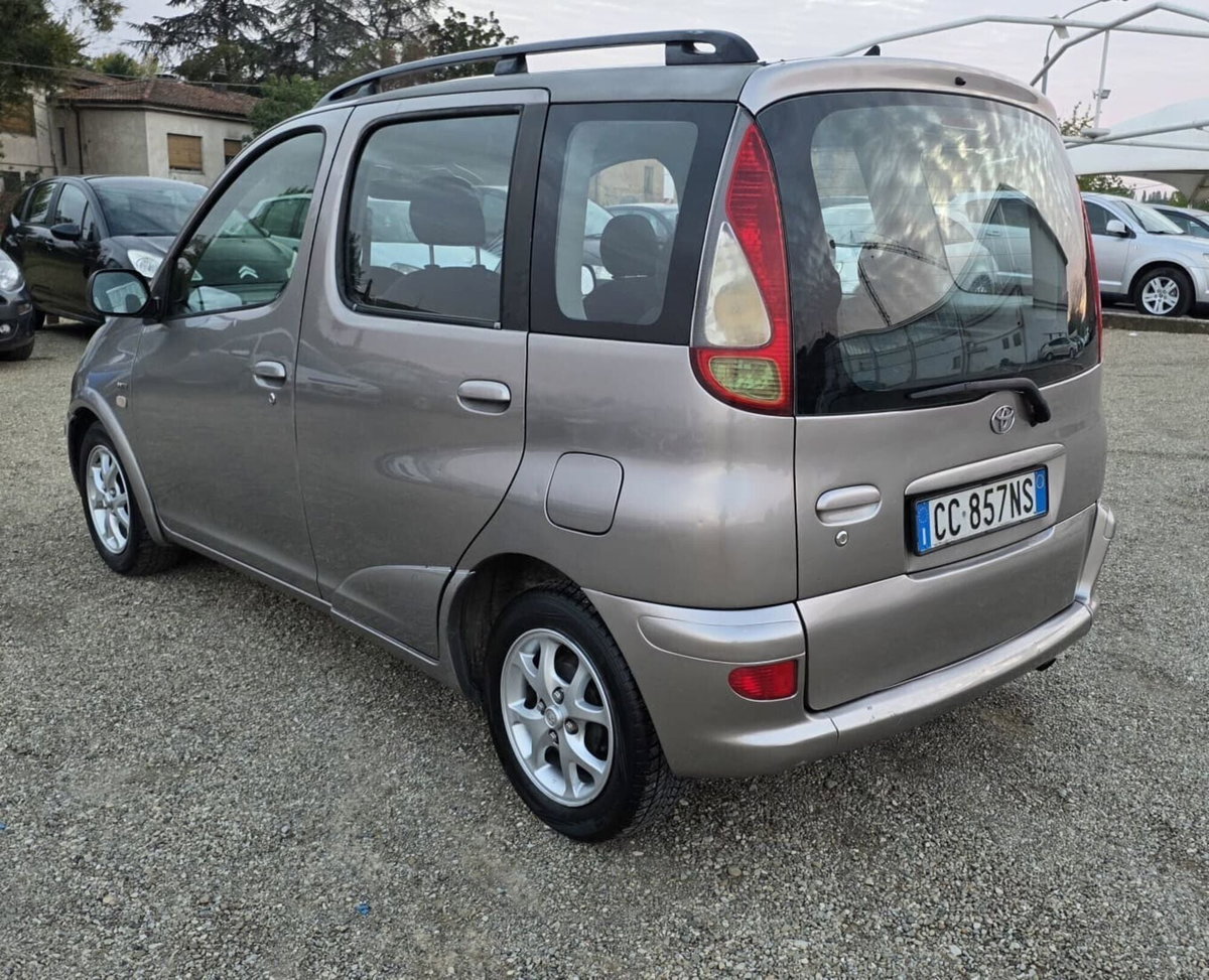 Toyota Yaris 16V cat 5 porte Sol (5)